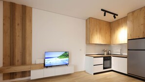 Eine moderne Küche mit Holzausstattung, einem eingebauten Backofen und einem Edelstahl-Kühlschrank.