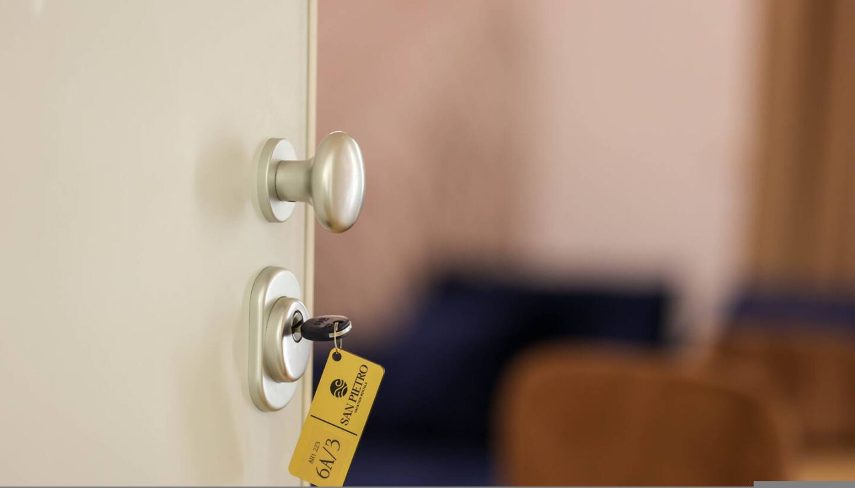 Una puerta con cerradura y llave, y una etiqueta amarilla con texto.