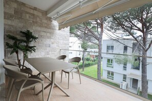 Outdoor dining - SanPietro Vacation Apartment 010 (Plazhi San Pietro)