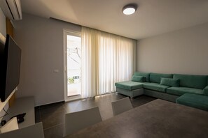 TV - SanPietro Vacation Apartment 030 (Plazhi San Pietro)