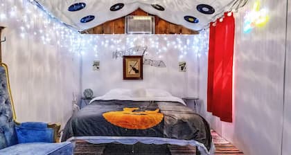 Musician’s Glamping Cabin Near Allegany State Park & Ellicottville