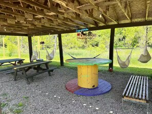 Outdoor dining - Musician’s Glamping Cabin Near Allegany State Park & Ellicottville (Hinsdale)