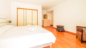 2 bedrooms, iron/ironing board, free WiFi, bed sheets - Por do Sol Dourado | T2 HsRentals Vilamarina (Vilamoura)