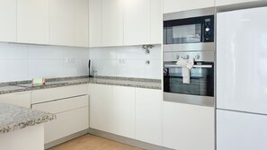Fridge, microwave, oven, stovetop - Vila Shradhala | V4 HsR Marina Vilamoura (Vilamoura)