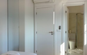 Shower, hair dryer, towels - Vila Shradhala | V4 HsR Marina Vilamoura (Vilamoura)