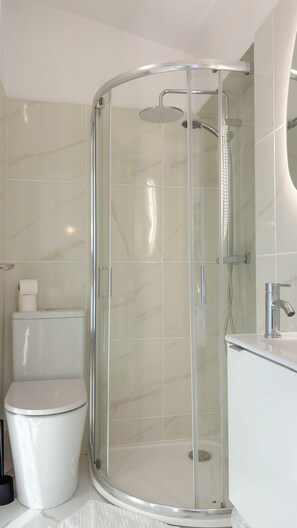 Shower, hair dryer, towels - Vila Shradhala | V4 HsR Marina Vilamoura (Vilamoura)