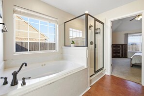 Shower, hair dryer, towels, soap - New! Spacious 3BR Getaway, Easy Access to Abilene, Sleeps 6 (Tuscola)