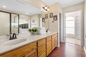 シャワー、ヘアドライヤー、タオル、石鹸