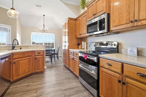 Private kitchen - New! Spacious 3BR Getaway, Easy Access to Abilene, Sleeps 6 (Tuscola)