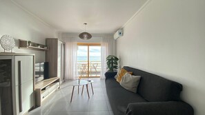 TV - WOW! Frente Praia II | T2 HsR Quarteira (Quarteira)