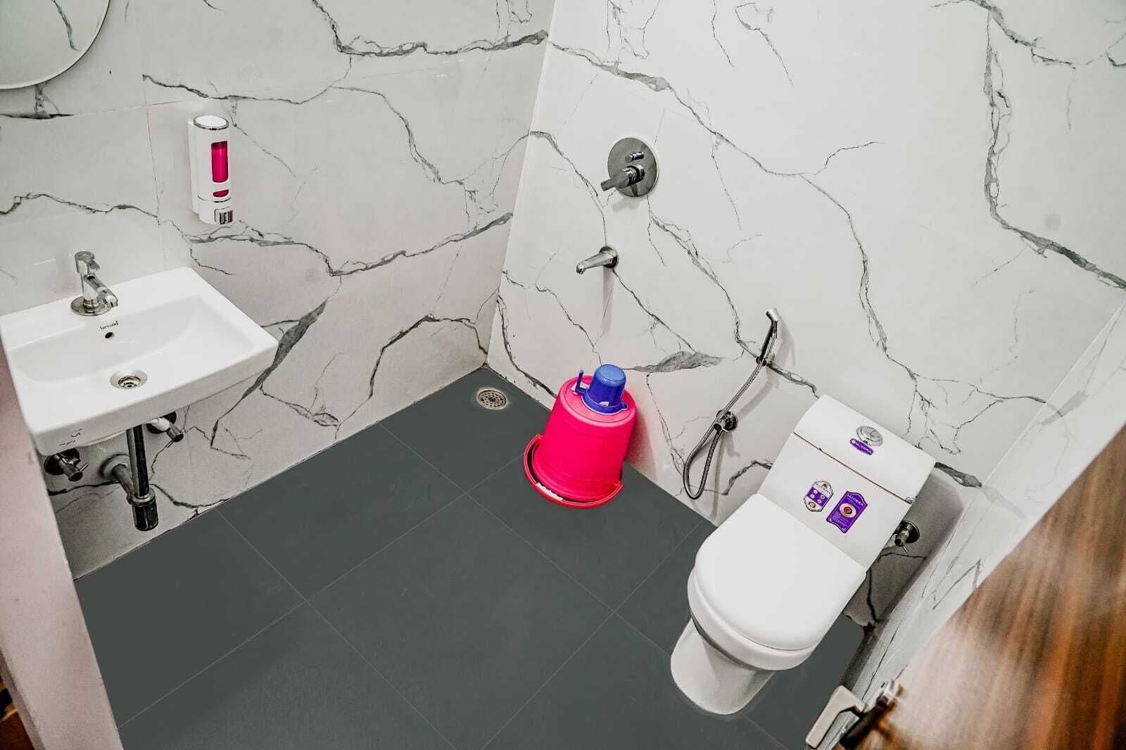 Habitación doble | Baño | Artículos de higiene personal gratuitos, zapatillas, toallas y jabón