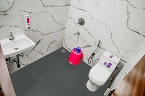 Dobbeltværelse | Badeværelse | Gratis toiletartikler, hjemmesko, håndklæder, Sæbe