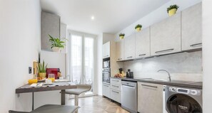Fridge, microwave, oven, dishwasher - VISIT_GENOVA NEW FAMILY APARTMENT, 4 BEDROOMS-Visit_Genova (Genova)