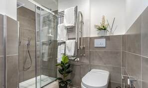 Shower, hair dryer - VISIT_GENOVA NEW FAMILY APARTMENT, 4 BEDROOMS-Visit_Genova (Genova)