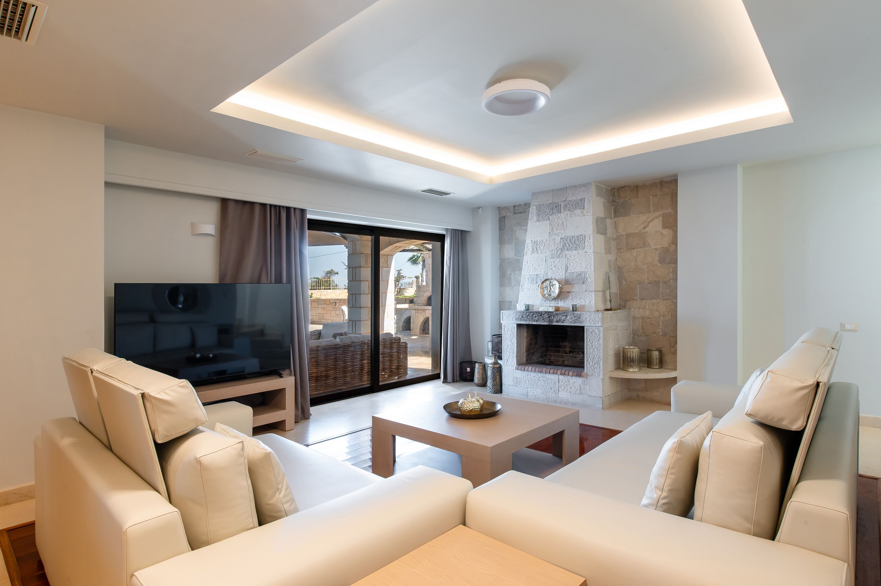 TV, fireplace