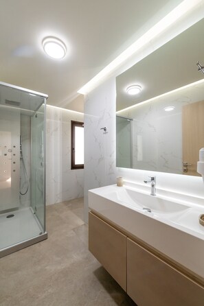 Shower, hair dryer, towels - Bliss Villa 4 with private swimming pool (Anissaras)