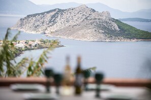Outdoor dining - La Casa Del Sol Villa Aegina, sea and sunsets. (Aigina)