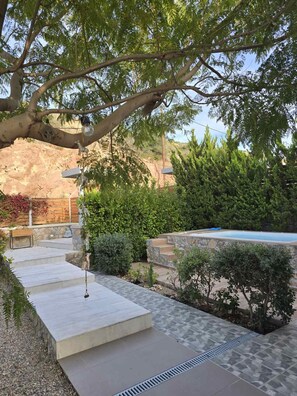 Property grounds - La Casa Del Sol Villa Aegina, sea and sunsets. (Aigina)