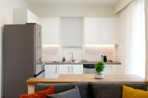 Fridge, microwave, oven, stovetop - Modern 2-Bedroom Apartment in Downtown Glyfada (Glifada)