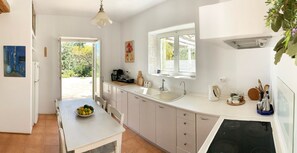 Fridge, oven, stovetop, dishwasher - Villa Joy in Ampelas, Paros (Ampelas)