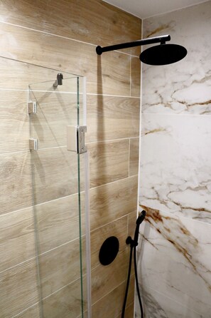 Shower, hair dryer, towels - No 1 - Theo Apartment one bedroom ground floor (Athina)