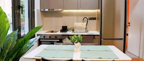 Fridge, oven, stovetop, cookware/dishes/utensils