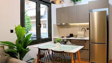 Frigorifero, forno, piano cottura, pentole/stoviglie/utensili