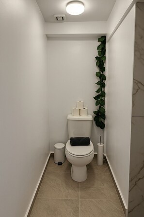 Shower, hair dryer, towels - Athenian Stay 605 Apartment (Athina)