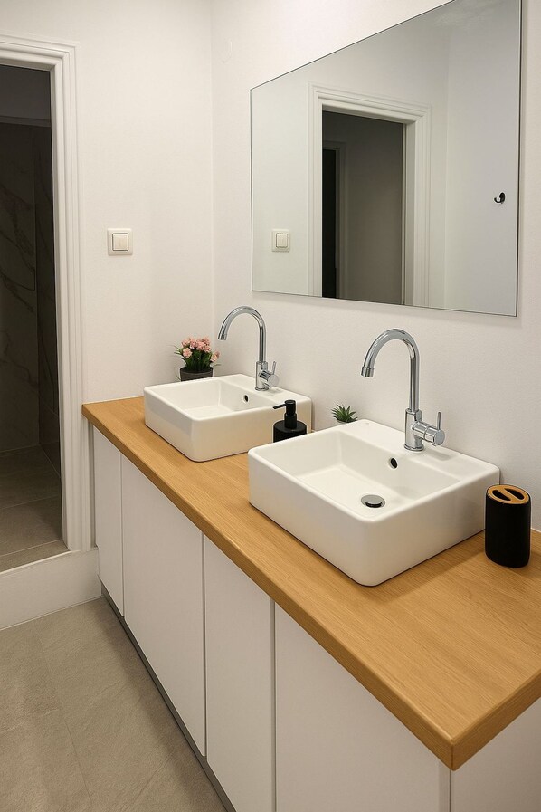 Shower, hair dryer, towels - Athenian Stay 605 Apartment (Athina)