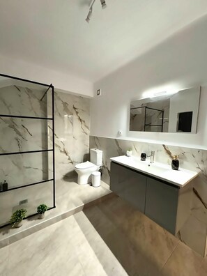 Shower, hair dryer, towels - Athenian Stay 606 Apartment (Athina)