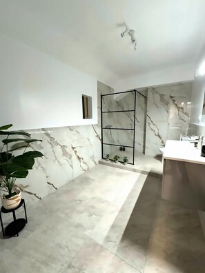 Shower, hair dryer, towels - Athenian Stay 606 Apartment (Athina)