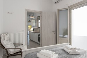 2 bedrooms, iron/ironing board, travel cot, free WiFi - Seaview house , 2' from the town (Naousa)