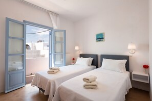 3 habitaciones, escritorio y tabla de planchar con plancha