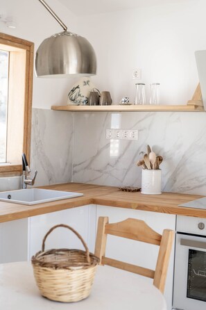 Kühlschrank, Mikrowelle, Ofen, Wasserkocher mit Kaffee-/Teezubehör