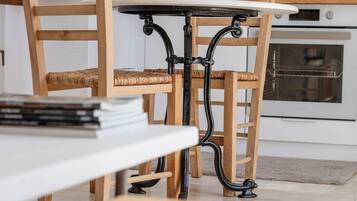 Een koffiezetapparaat/waterkoker, een koelkast, een magnetron, een oven
