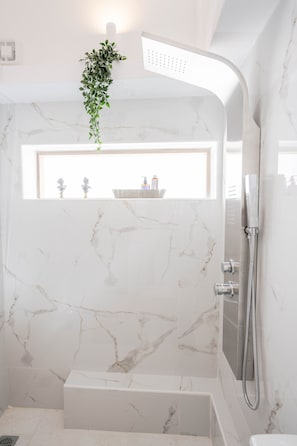 Dusche, Haartrockner, Handtücher