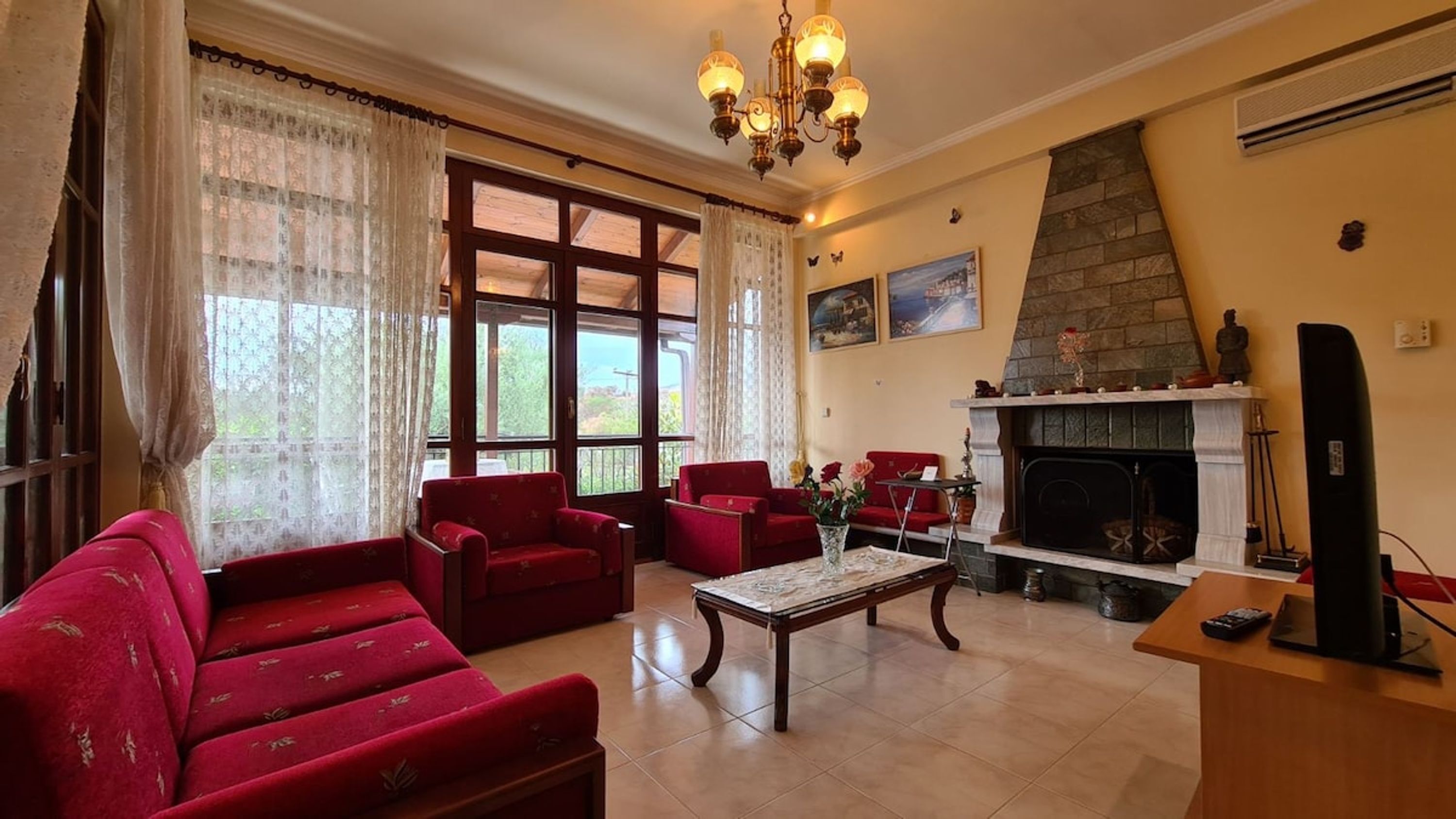 TV, fireplace, offices