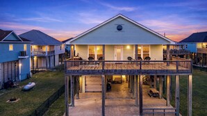 Een woonhuis met twee verdiepingen, een balkon, een garage en een klein terras.