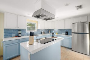 Fridge, microwave, oven, stovetop - Heated Pool • Playground • Mini Golf Sports Court (Largo)