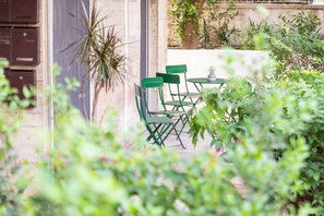 Outdoor dining - Renovated 2-Bedroom Apt Near the Athenian Coast (Paleo Faliro)