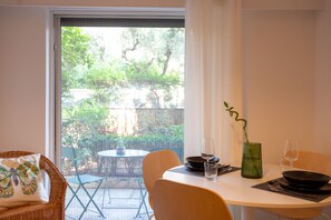 Dining - Renovated 2-Bedroom Apt Near the Athenian Coast (Paleo Faliro)