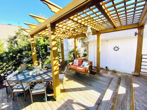 Charming Coastal Retreat with Outdoor Shower & Whirlpool Tub – Beaufort, NC