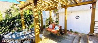 Charming Coastal Retreat with Outdoor Shower & Whirlpool Tub – Beaufort, NC