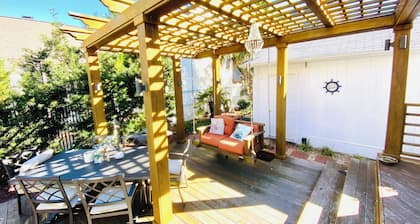 Charming Coastal Retreat with Outdoor Shower & Whirlpool Tub – Beaufort, NC