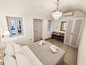 1 Schlafzimmer, Schreibtisch, Bügeleisen/Bügelbrett, Reisekinderbett