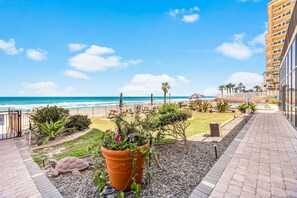 Property grounds - NEW! King Studio with Partial Water Views, Heated Pool, Beach Access (Daytona Beach)