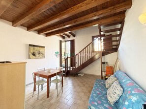 TV - TWO-ROOM APARTMENT SLEEPS 5 IN THE CENTRAL AREA-Rif. Palme2 (San Vincenzo)
