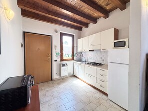 Fridge, microwave - TWO-ROOM APARTMENT SLEEPS 5 IN THE CENTRAL AREA-Rif. Palme2 (San Vincenzo)