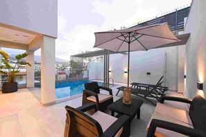 Pool - MGK Luxury Suites with a private  pool, ligaria (Ammoudi)