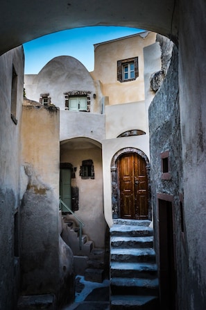 Exterior - The Commander's Cave (Emporio)